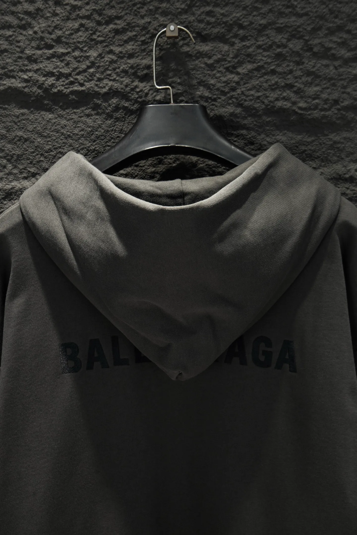 Style number: 5213#P154 🆕Balenciaga 26ss New Arrival open-chest embroidered hooded sweatshirt. The os version is really charming. Balenciaga is also really unique. The new styles of each season are made to the extreme. It is very practical and can be worn casually✔️ - ⚠️100% cotton Made of custom-dyed terry cotton sweatshirt surface, 420g double-ply double yarn, comfortable to the touch. It is made of imported knitting needle carded cotton. The thickness is moderate, drapey and contoured, and the upper body is comfortable! ! It is very tolerant to fat body types and can instantly lose five pounds after wearing it! Front panel #Back panel embroidery elements# The English letters are arranged artistically. Imported Tajima high-density heavy-duty embroidery technology. The fonts are three-dimensional and full. The chest-opening elements are added to the body, which greatly increases the interest of the clothing; unique visual effects. Hem Loose closing Double-layer fabric Good closing effect Exquisite hemming Color: Reactive black High-grade gray Gray white Size: XS-S-M-L